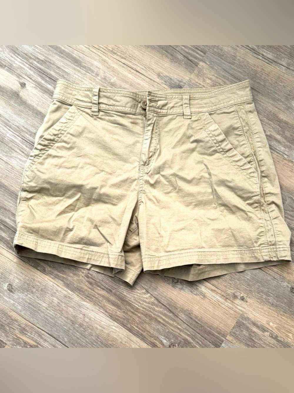 Eddie Bauer Women’s Chino Tan Shorts Size 8